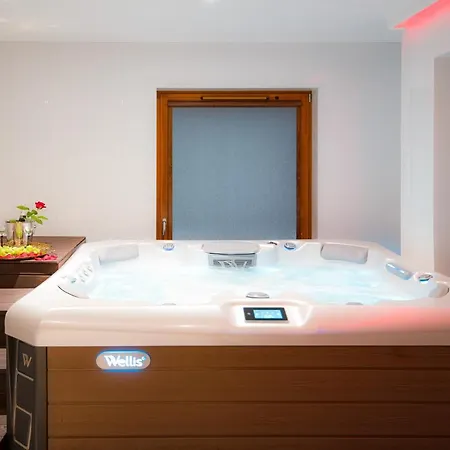 Апарт-отель Jacuzzi Prestige *